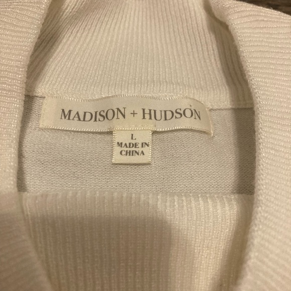 Beautiful white turtle neck with sheer sleeves - Picture 2 of 3